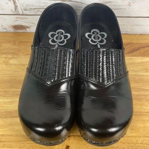Sanita Clogs Black Patent Leather! Women’s SZ 41